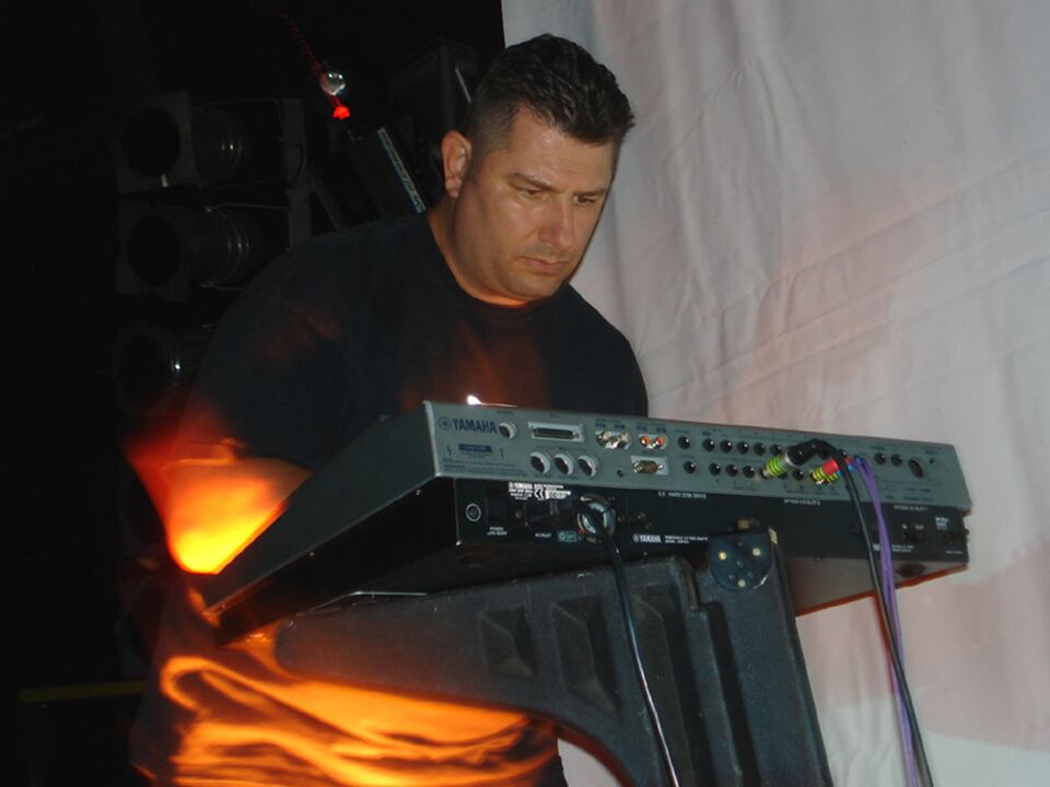 Datei:MladaFronta@Decibelio 2006.jpg