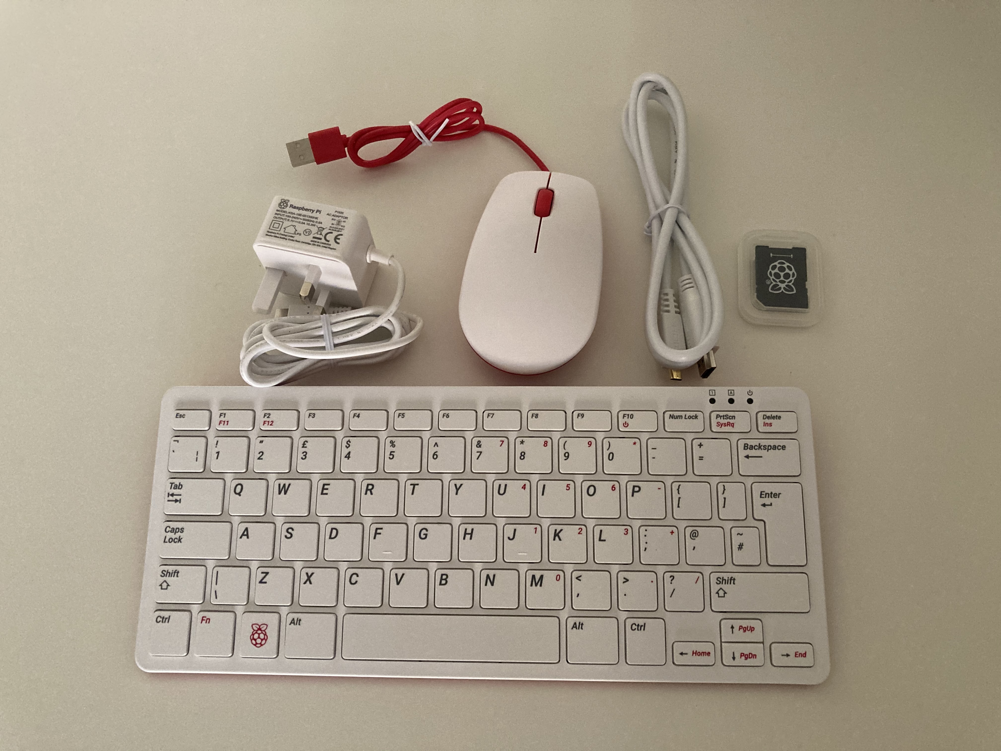 Raspberry Pi 400 PC mit Netzteil, Maus, HDMI Kabel und Speicherkarte
